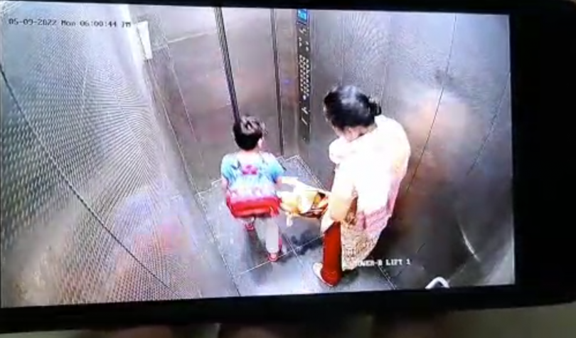Ghaziabad: लिफ्ट में पालतू कुत्ते ने बच्चे को काटा, मालकिन पर मुकदमा दर्ज